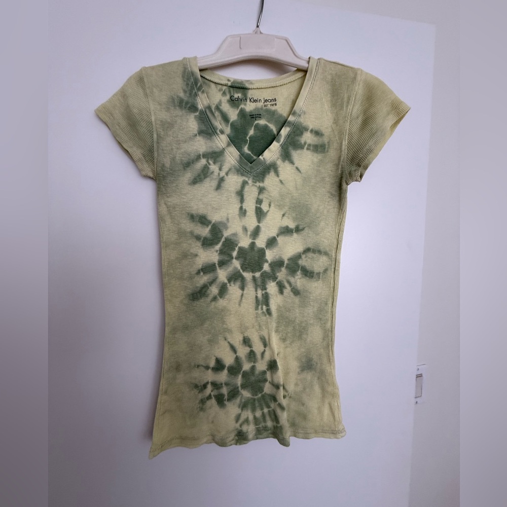 Calvin Klein Jeans Women's Light Green Tie-Dye V-Neck Tee